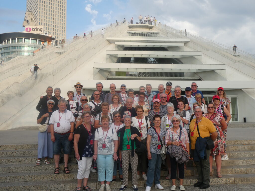 groupe devant pyramide de Tirana